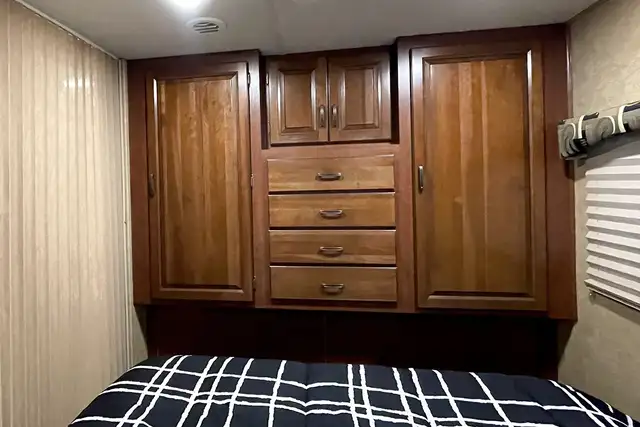 2015 Forest River Lexington 265DS – Pre-Owned Class B+ Motorhome in RVs & Motorhomes in Red Deer - Image 39