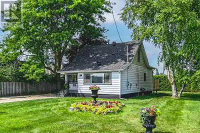 LIVE MINUTES FROM GEORGIAN BAY IN THIS WALKABLE, WELL-LOCATED THREE-BEDROOM HOME! Discover the best...