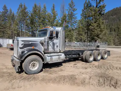 2017 KENWORTH W900 8x6 Tri Drive Cab & Chassis - Cummins ISX15 550 HP Diesel Engine, Eaten Fuller 18...