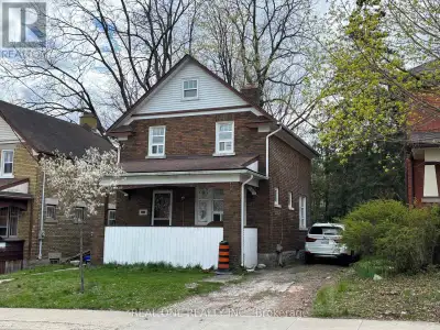 Oppotinutry knocks! Solid all brick detached house in uptown waterloo. a few mintues walk to Bus Sto...