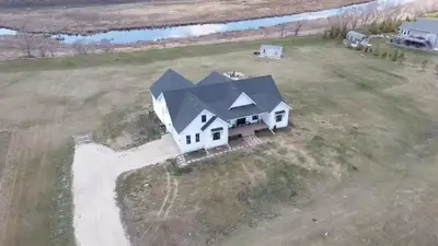 R38//Portage La Prairie Rm/Amazing, Spacious, Like-New! Just minutes North of the #1 & 16 junction,...