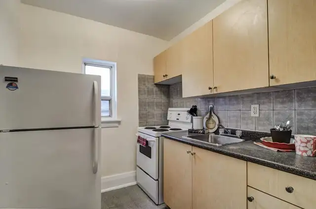 Amazing Bachelor + Den in Long Term Rentals in City of Toronto - Image 4