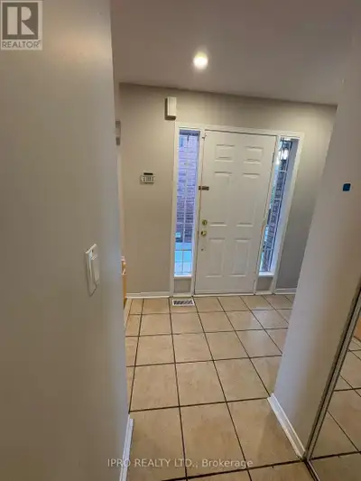 UPPER - 987 SONOMA COURT Mississauga (East Credit), Ontario