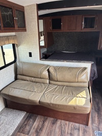 This couples coach trailer is perfect for camping and travelling! The front bedroom has a queen bed... (image 8)