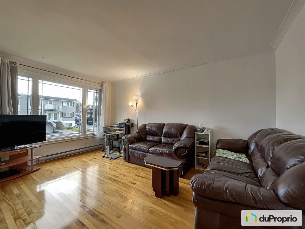 $899,000 - Triplex for sale in Longueuil (Vieux-Longueuil) — photo 2