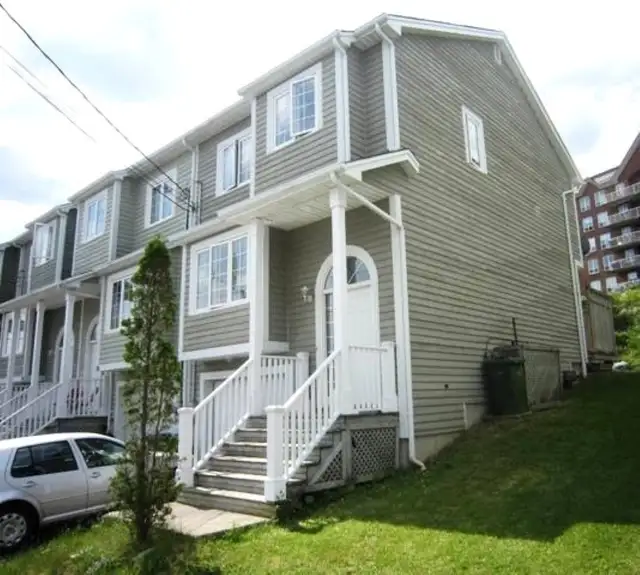 11-083 Walk to Papermill Lake! Sunny end townhouse! Bedford