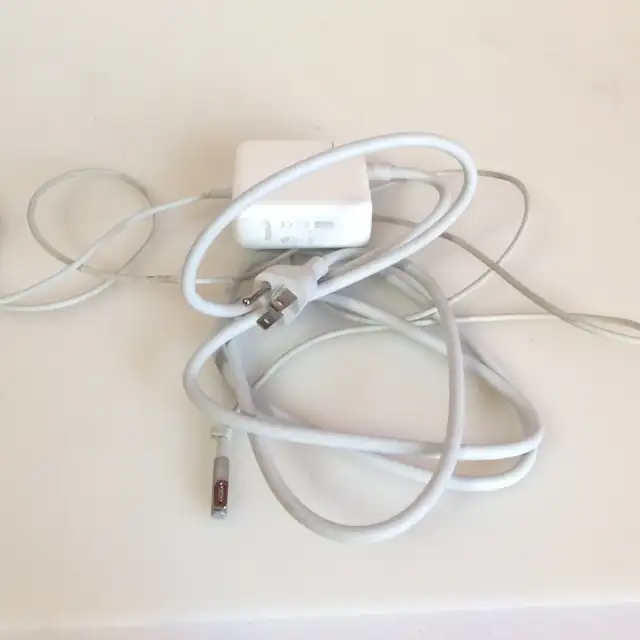 Genuine Apple MacBook Pro 60W MagSafe 1 Charger (L-Tip) in Laptop Accessories in Mississauga / Peel Region - Image 2
