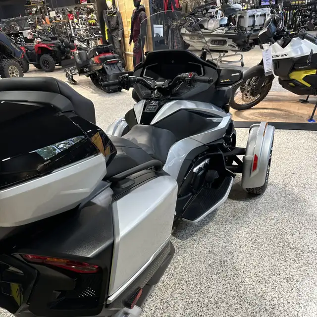 2023 Can-Am Spyder Platinum RT Limited in Street, Cruisers & Choppers in Ottawa - Image 3