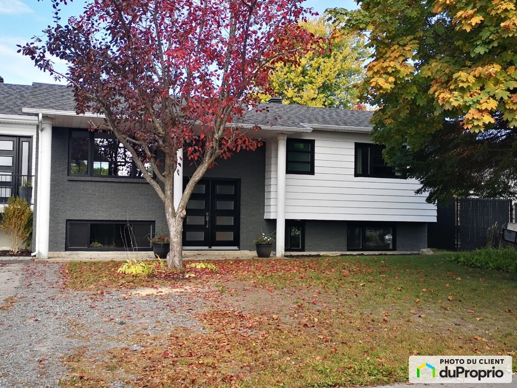 $699,000 - Bungalow for sale in St-Eustache — photo 1