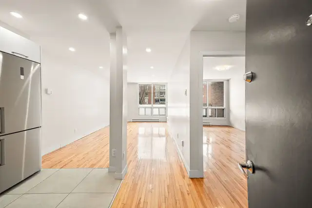 3.5 Luxurious and Bright Waterfront Unit in LaSalle