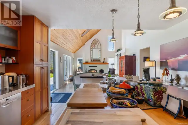 1901 East Rd Denman Island, British Columbia in Houses for Sale in Comox / Courtenay / Cumberland - Image 8