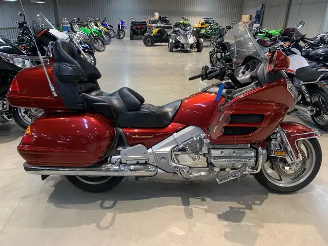 2001 Honda GL1800 Goldwing Touring in Sport Touring in Guelph - Image 6