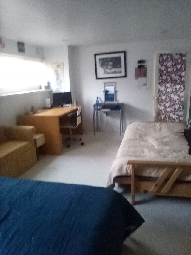 Charming Private Room with Amenities on Foster Avenue in Room Rentals & Roommates in Burnaby/New Westminster - Image 2