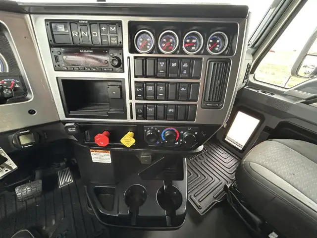 2024 Mack Pinnacle 64T 70 in Heavy Trucks in Regina - Image 12