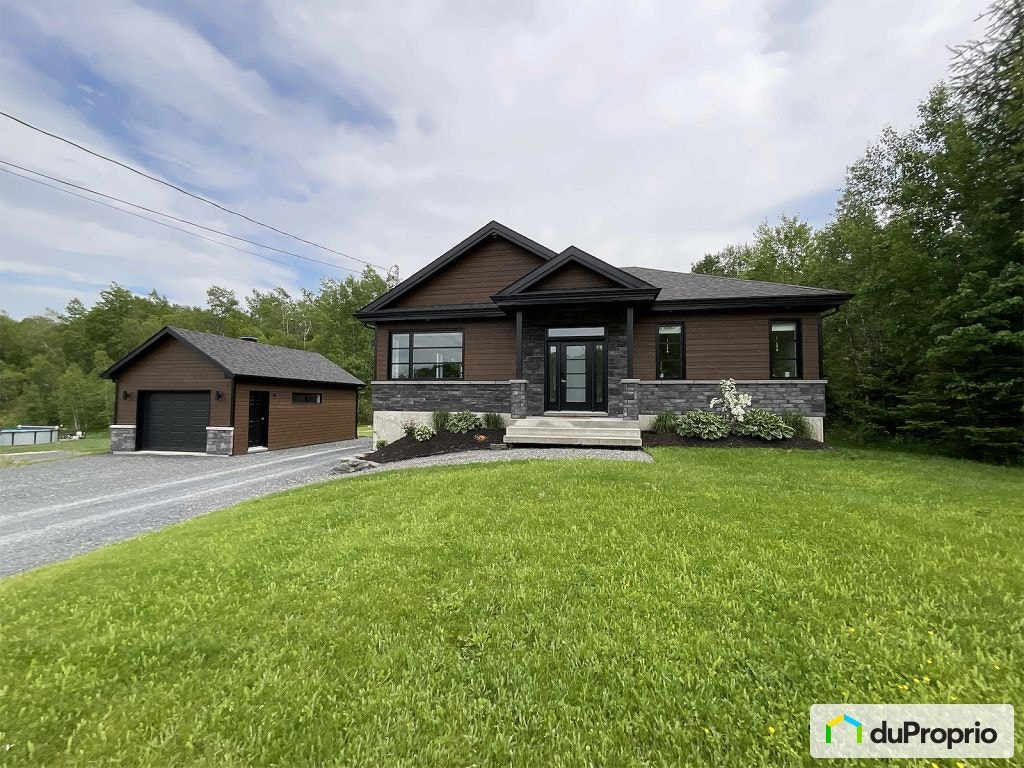 $697,000 - Bungalow for sale in St-Denis-De-Brompton — photo 1