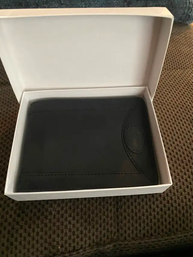 Red Wing men’s wallet in Men's in Edmonton - Image 2