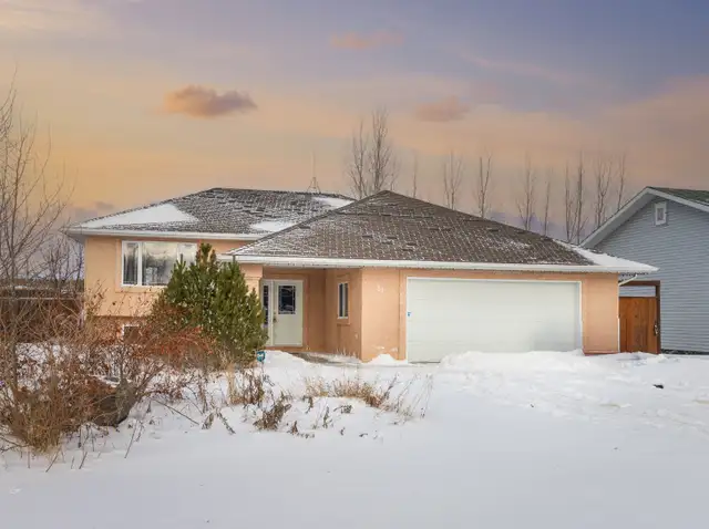 OH! Spacious & Fully-Finished 5bdrm Home w/ Dbl-Att Garage!