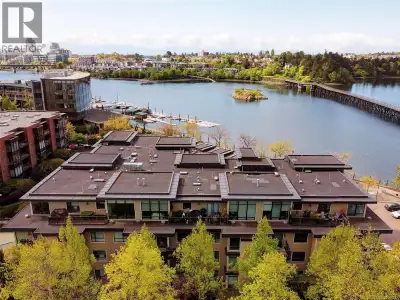 An exceptional waterfront residence offering remarkable space and an unbeatable lifestyle. This expa...