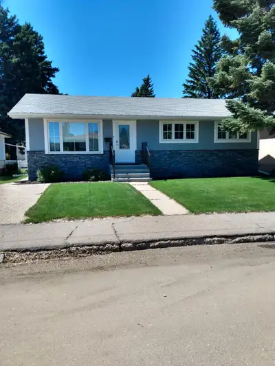 LEGAL one bedroom plus den suite located in desirable Queen Elizabeth area. PERFECT FOR STUDENT (one...