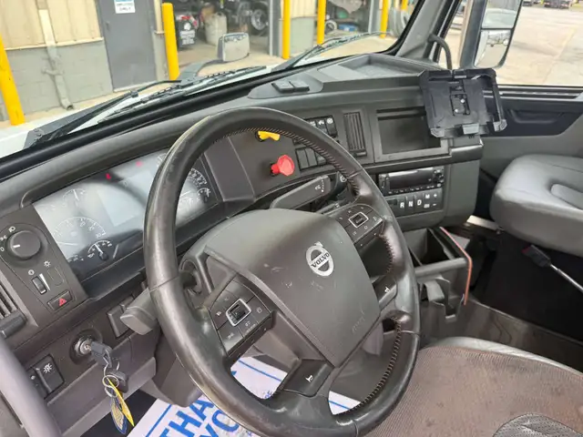 2022 Volvo VNR64T DAYCAB Wetline Included! New Drive Tires in Heavy Trucks in Oakville / Halton Region - Image 5