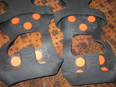 COUVRE-BOTTES À SEMELLES ANTI-DÉRAPANTES POUR SÉCURITÉ SUR GLACE, View more