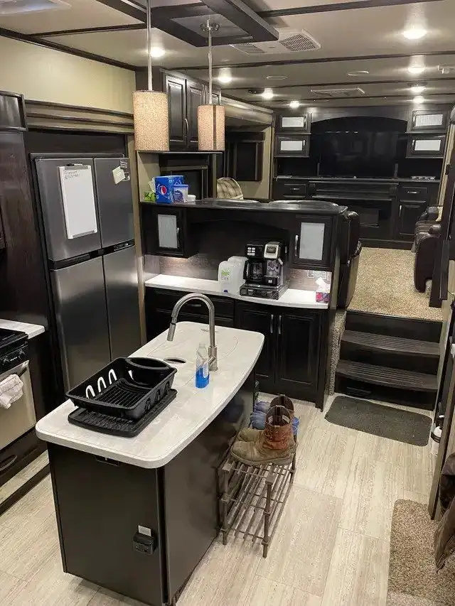 2018 GRAND DESIGN MOMENTUM 376TH (FINANCING AVAILABLE) in Travel Trailers & Campers in Strathcona County - Image 5
