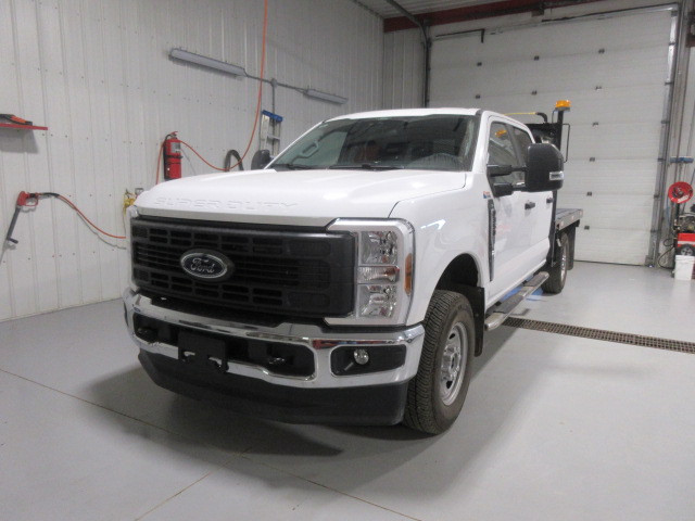 2025 F350 Crew Cab 4X4 Gas Deck Truck in Cars & Trucks in Edmonton - Image 2