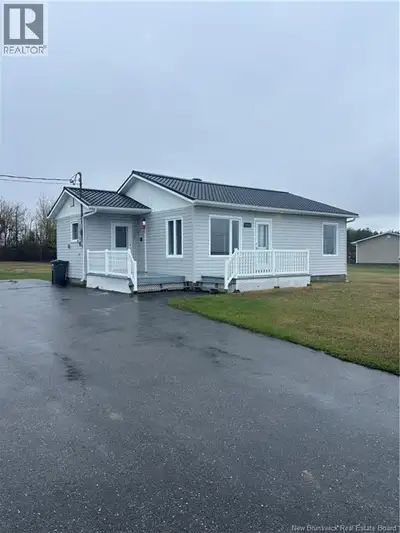 Charming Waterfront-Access Property 9022 Route 313, Petit-Shippagan Discover this cozy and inviting...