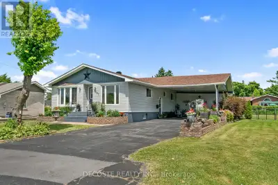 Welcome to 3507 Thomas, a 3 +1 bedroom bungalow with 2 full bathrooms, located on a sought-after str...