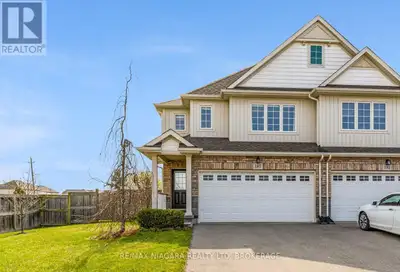 Welcome to this beautiful and spacious end-unit townhouse on an oversized corner lot in one of Niaga...