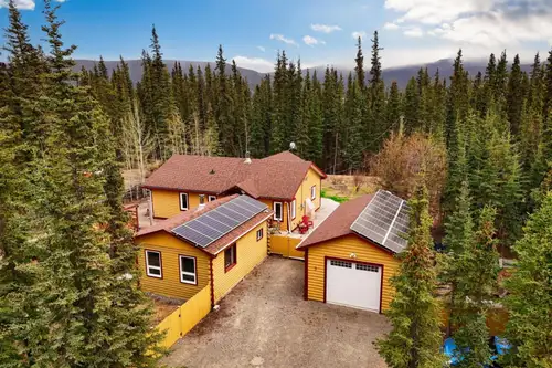 Experience the tranquility of Yukon living in this charming, multi-faceted offering in Tagish! The m...