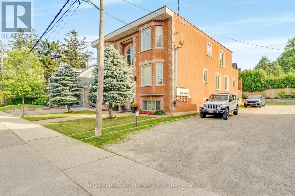4 - 48 MISSISSAUGA ROAD N Mississauga (Port Credit), Ontario 4