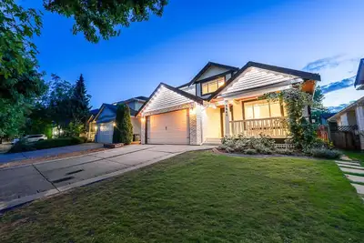 Welcome to this beautifully updated Murrayville home! Situated on over 5,000 sq.ft. lot, this 5-bedr...