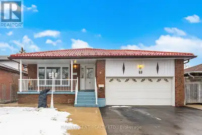 Spacious 4+2-bedroom, 3 full-bath detached backsplit home in the highly desirable "M" section! Over...