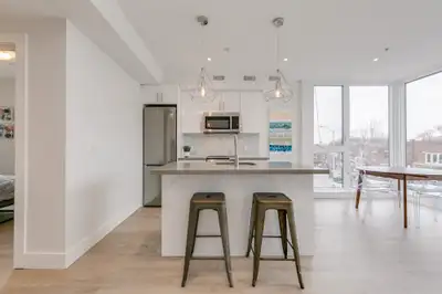 Bright 1.5 Bed + 1 Bath: $500,000 purchase price Welcome to your modern oasis nestled near Bloor and...