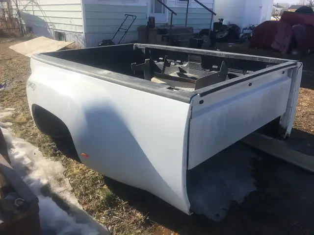 2013 Chevrolet dually duramax truck box in Auto Body Parts in Edmonton - Image 5