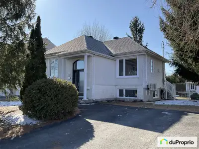 Superbe propriété de type split-level très bien entretenue et très lumineuse, dans un secteur paisib...