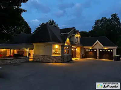 Votre havre de tranquillité au bord de l'eau vous attend! Ce bijou architectural, qui combine l'élég...