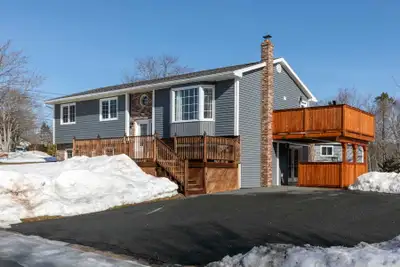 Roslyn ~ Immaculate 4 Bedroom Home in Woodlawn!