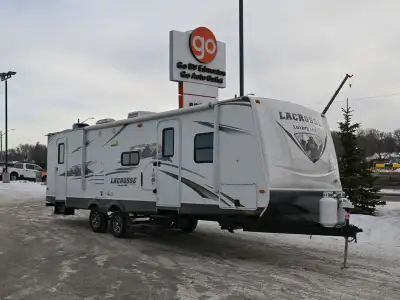 The 2013 LaCrosse 292BHS is a family?friendly travel trailer with a practical bunkhouse layout and c...