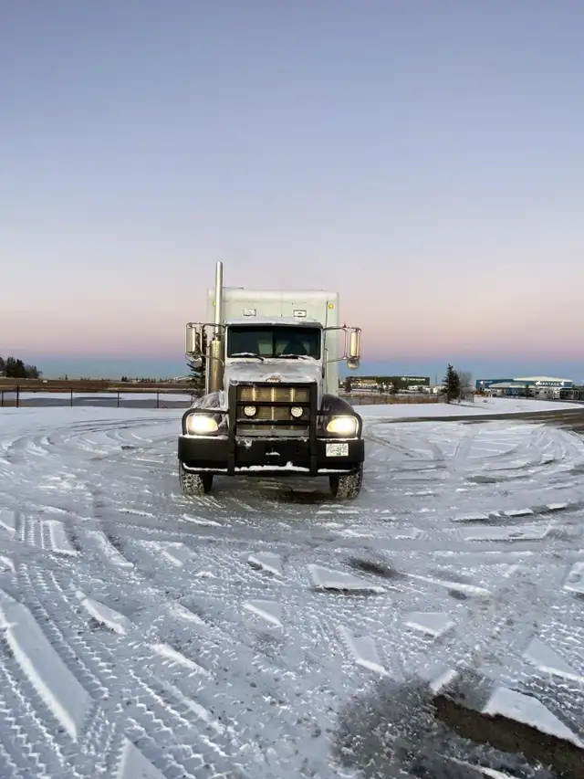 2005 PETERBILT 335 in Heavy Trucks in Saskatoon - Image 3