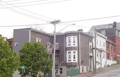 Available Now! Cozy 1 bedroom apartment available now, conveniently located on the bus route and han...