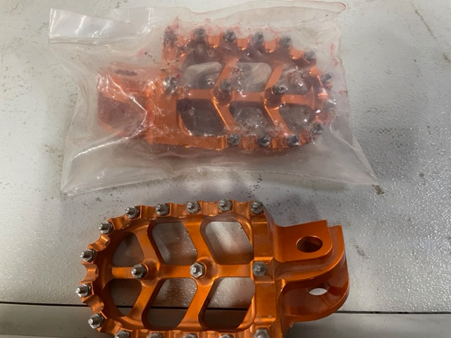B185 KTM Orange Aluminum Footpegs in Motorcycle Parts & Accessories in Saskatoon