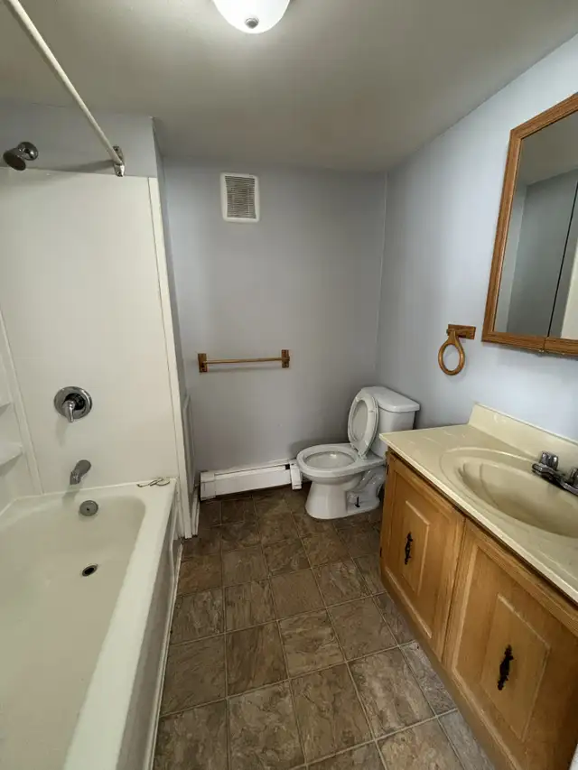 2-184 Christina St S – 1-Bedroom Apt (Near Riverfront) in Long Term Rentals in Sarnia - Image 14