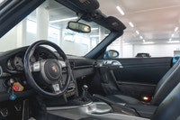 Voici une Porsche 997 Carrera S Cabriolet 2005 unique en son genre, convertie et modifiée profession... (image 1)