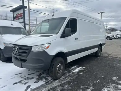 See Dealer Website for Details. 2020 Mercedes-Benz Sprinter fourgonnette utilitaire 4x4 - toit haut...