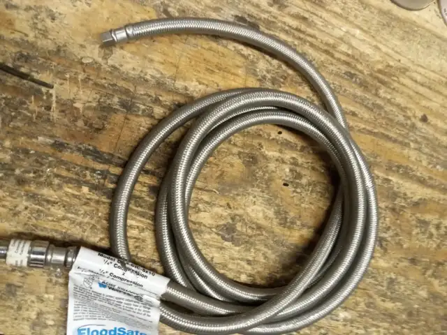 Stainless steel refrigerator hose in Refrigerators in Mississauga / Peel Region - Image 3
