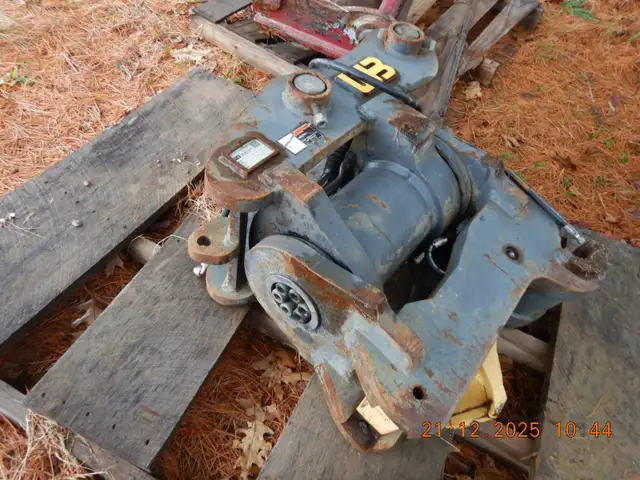 Werk-Brau D-LOCK Hydraulic 180 Degree Tilt Coupler 100-140 CLASS in Heavy Equipment in City of Halifax - Image 8