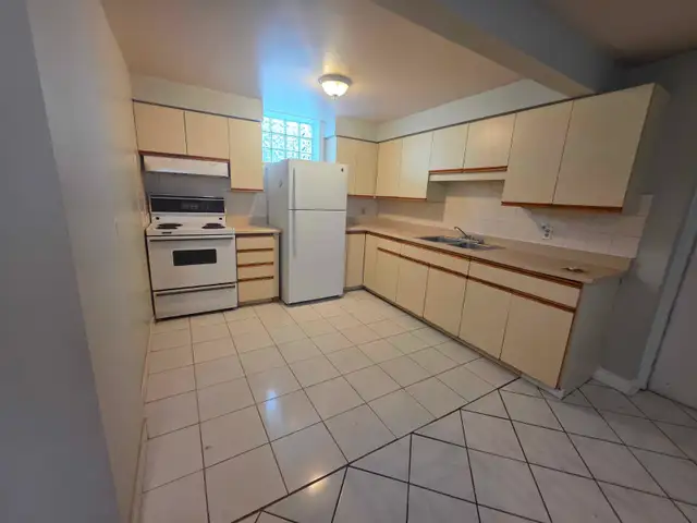 334 University Ave Unit 1 – Rooms for Rent Near Queen’s. in Room Rentals & Roommates in Kingston - Image 4