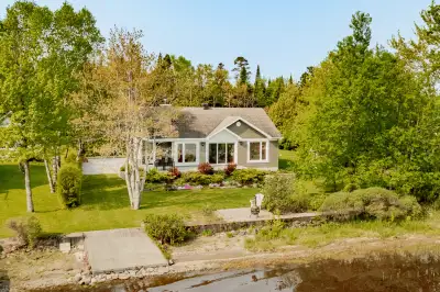 Grand Lac St-François, Ste-Praxède. Magnifique chalet 4 saisons ou résidence construite en 2001, dir...
